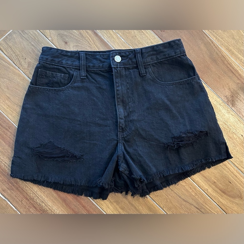 Black Distressed Hollister Ultra-high rise vintage relax short 3inch. Size 3/26.